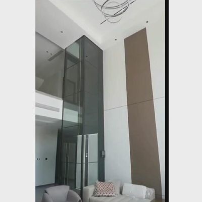 Безопасный и надежный винтовой лифт. Конструкция из нержавеющей стали с экстренной кнопкой остановки.